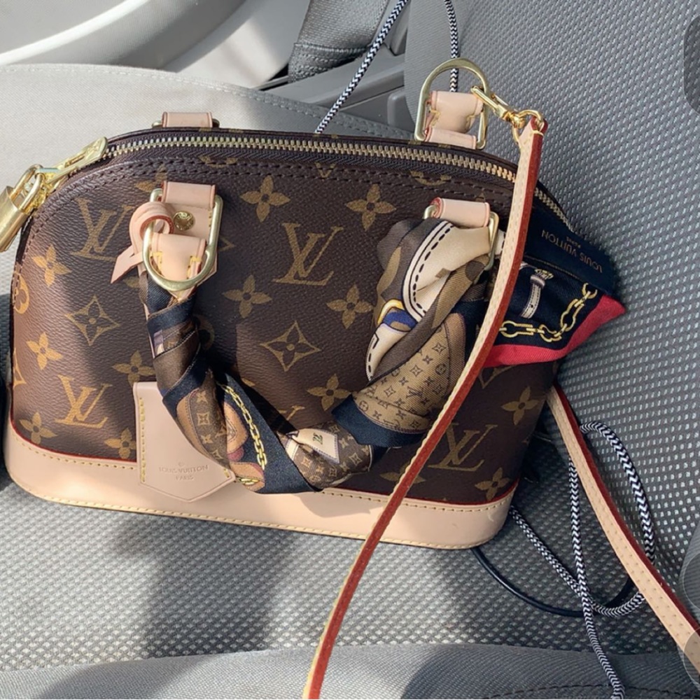 Alma bb used bag doesn’t come with the scarf..